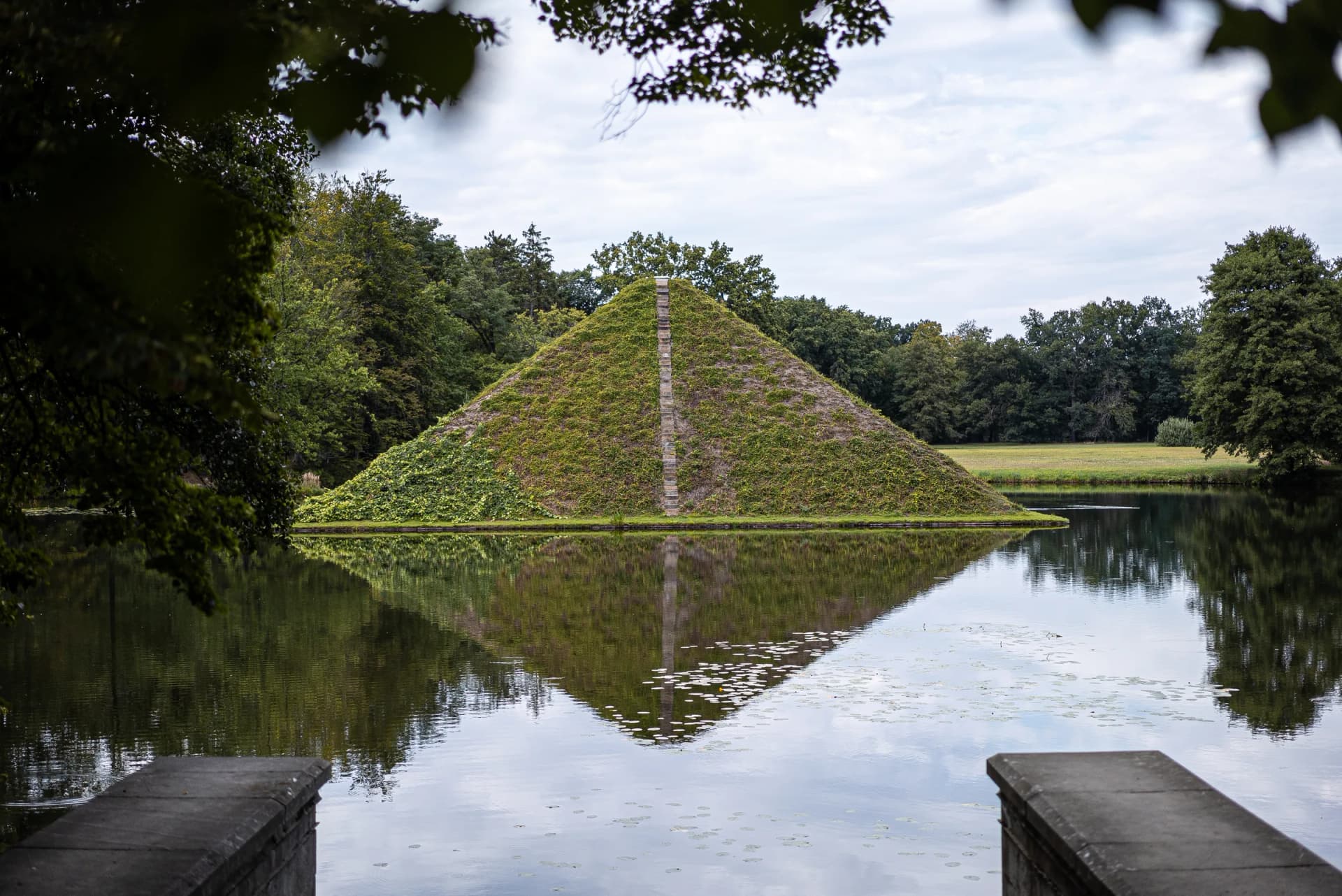 Begrünte Wasserpyramide im Branitzer Park in Cottbus