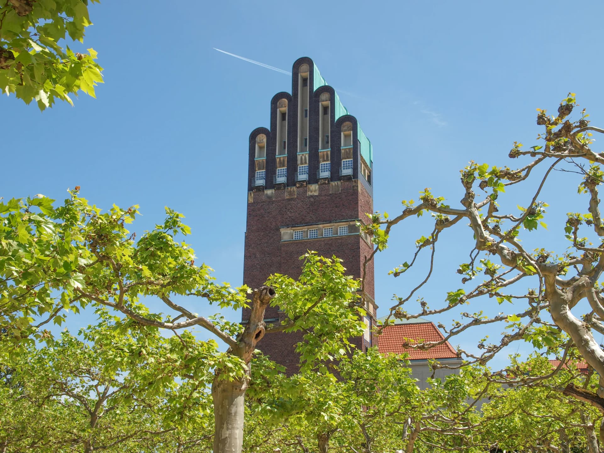 Hochzeitsturm auf der Mathildenhöhe in Darmstadt zwischen Bäumen