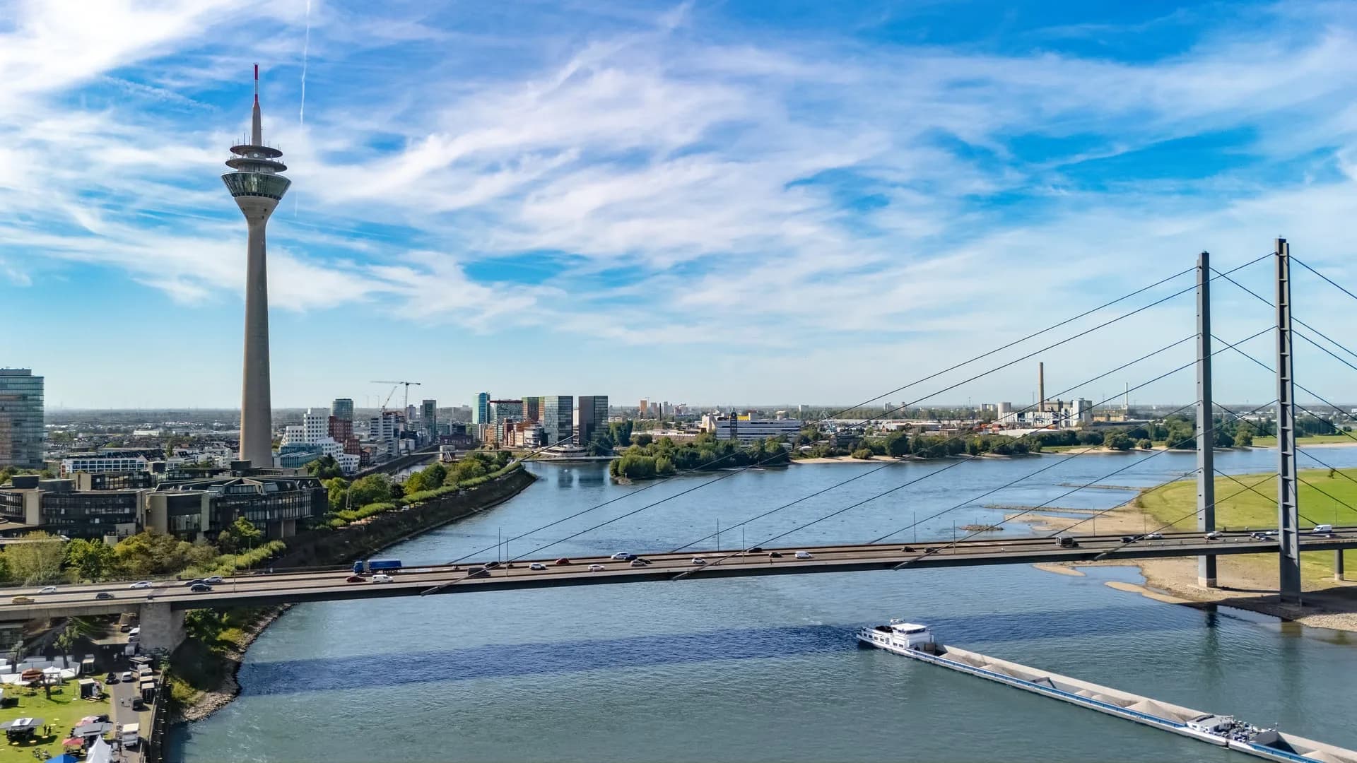 Rheinturm, Rheinkniebrücke und Rhein in Düsseldorf