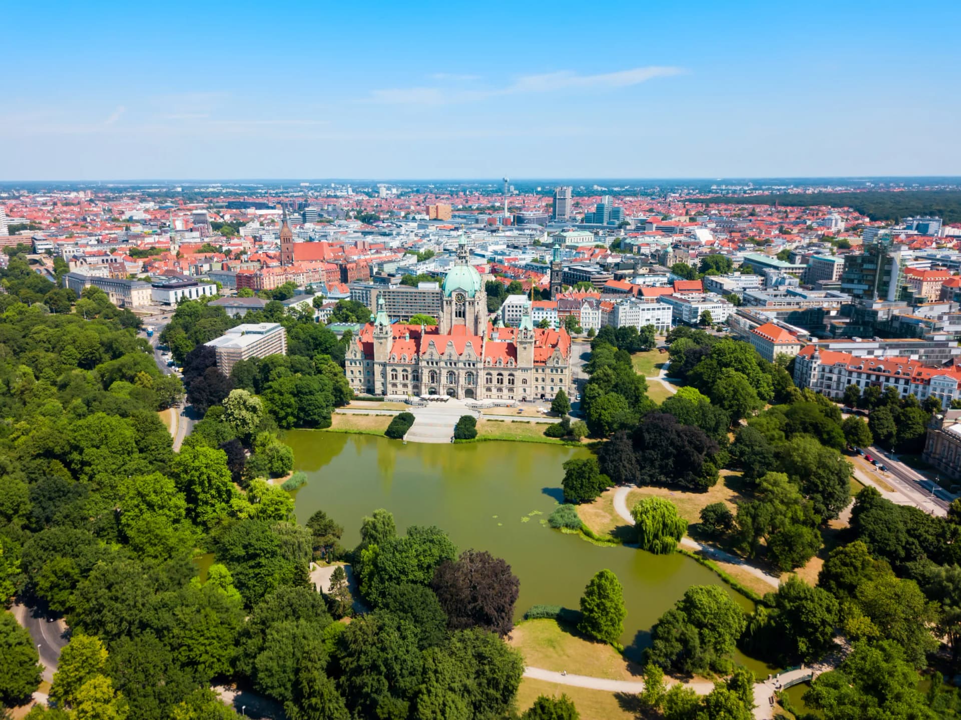 Neues Rathaus und Maschpark in Hannover aus der Luft
