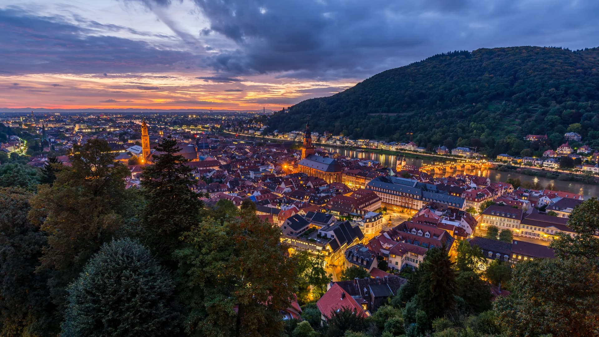 Blick über die Heidelberger Altstadt und den Neckar bei Sonnenuntergang