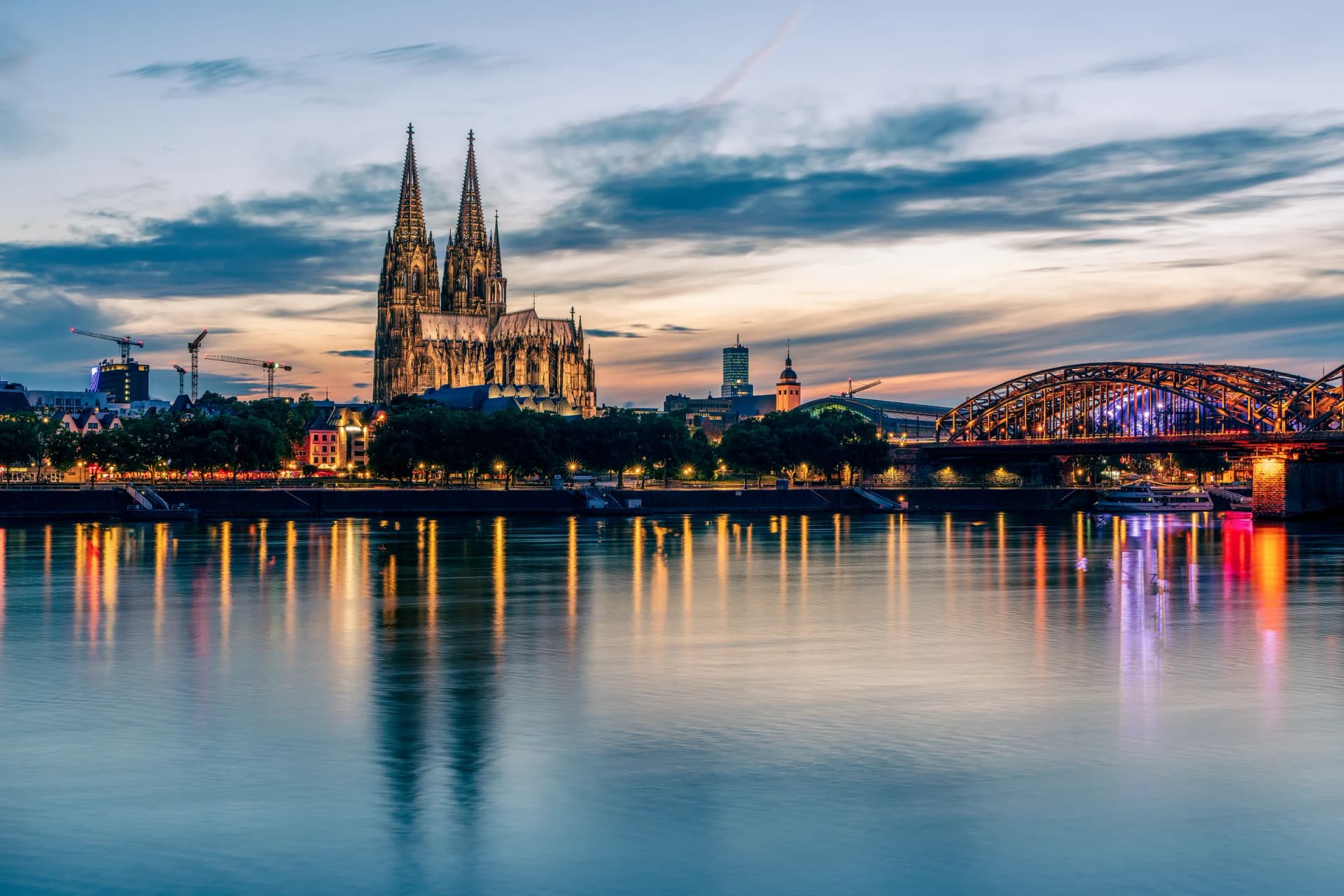 Kölner Dom und Hohenzollernbrücke bei Abendlicht