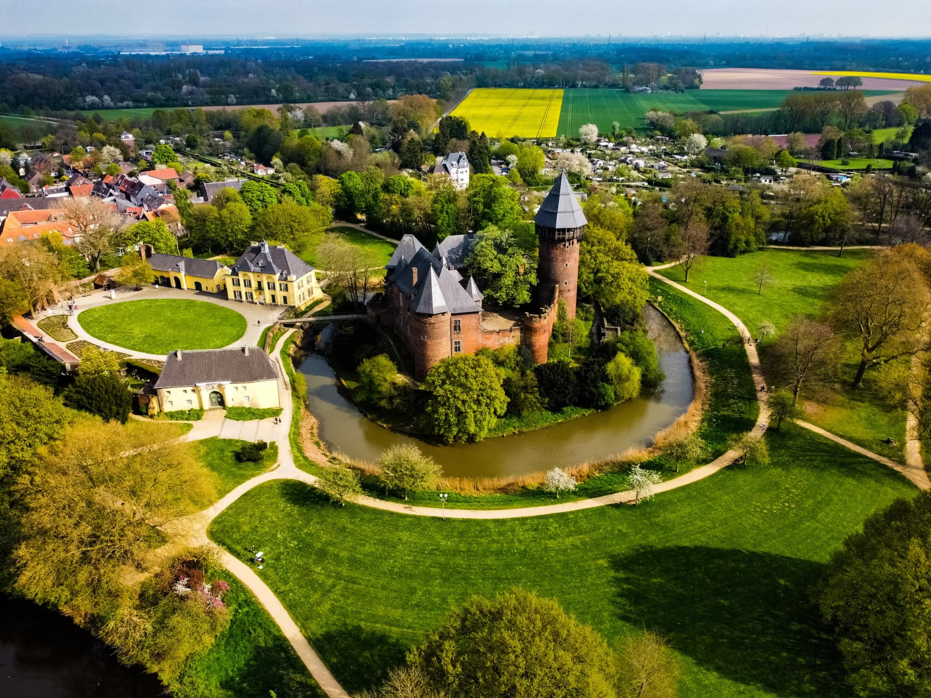 Luftaufnahme der Burg Linn in Krefeld