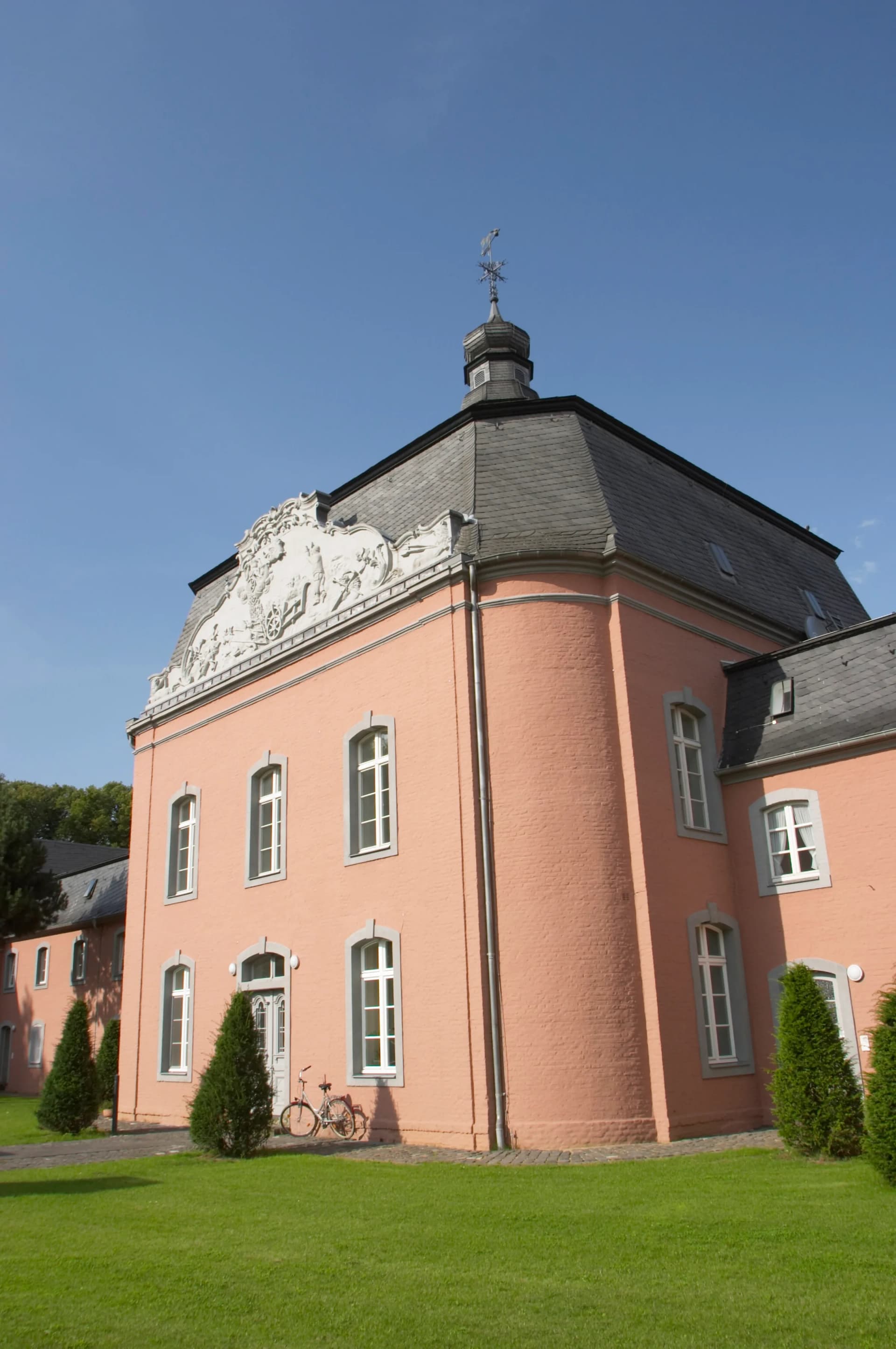 Gebäude der Vorburg von Schloss Wickrath in Mönchengladbach