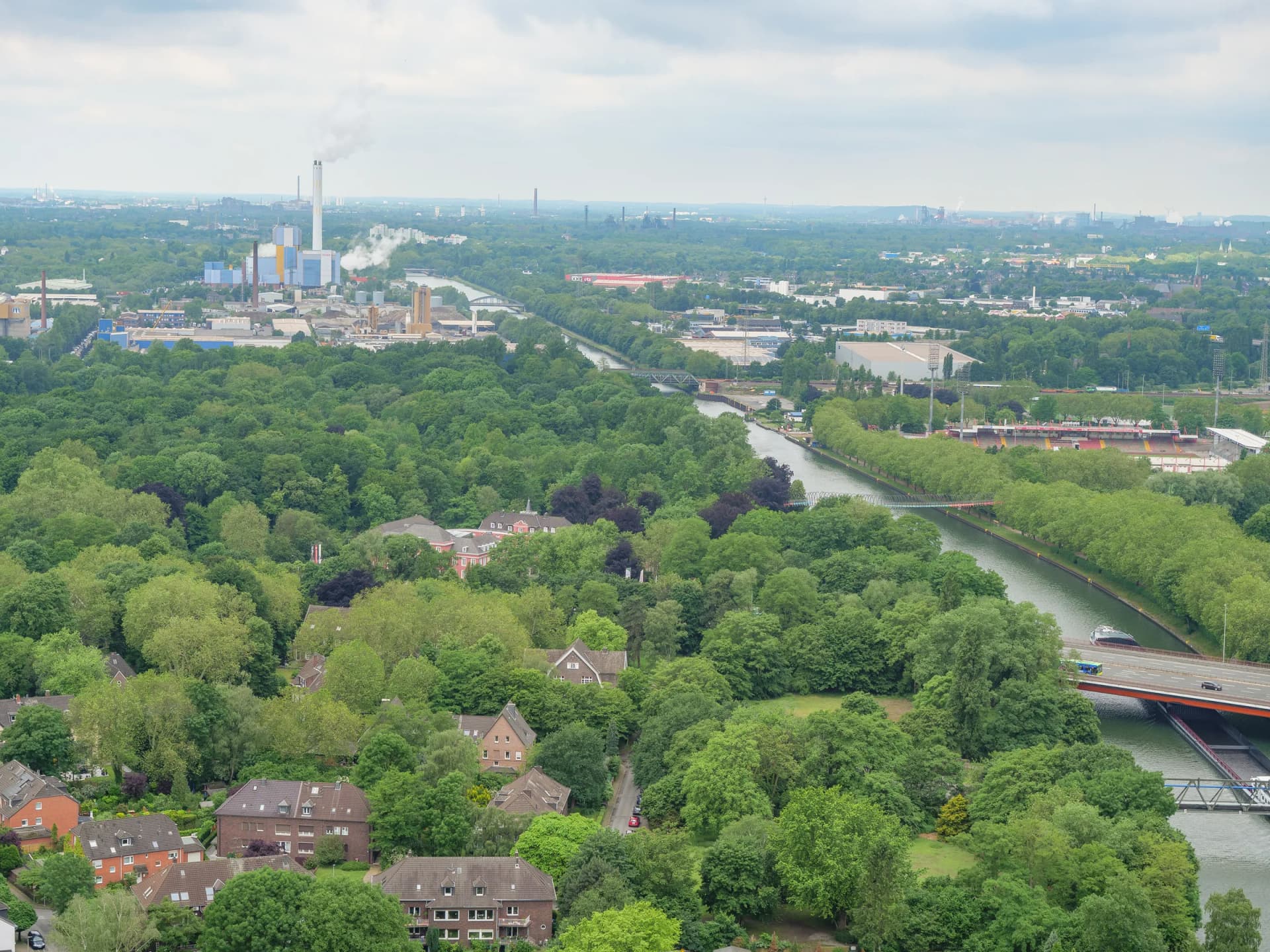 Blick über Oberhausen und den Rhein-Herne-Kanal