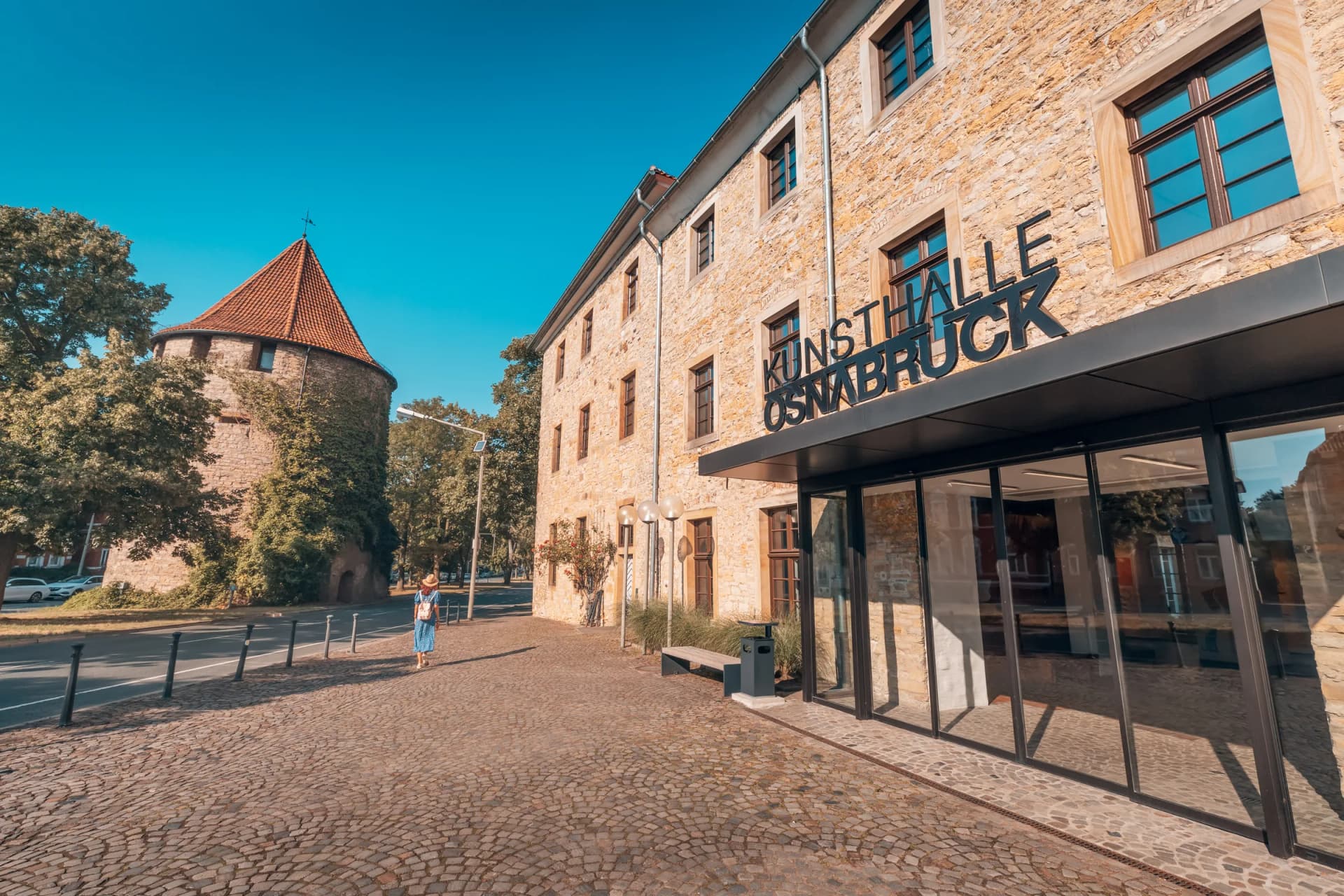 Eingang der Kunsthalle Osnabrück neben einem historischen Rundturm