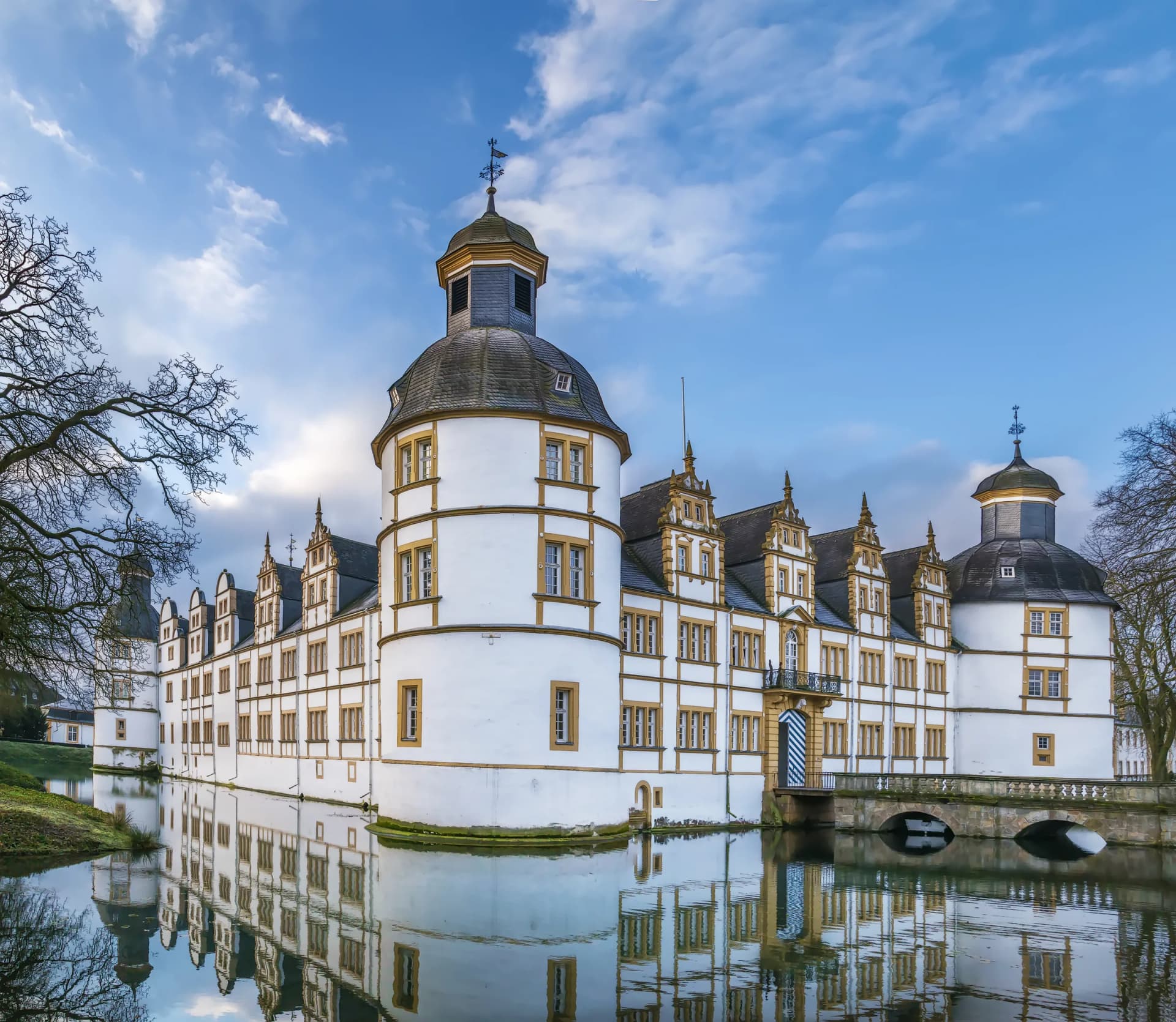 Schloss Neuhaus bei Paderborn mit Wassergraben und Türmen