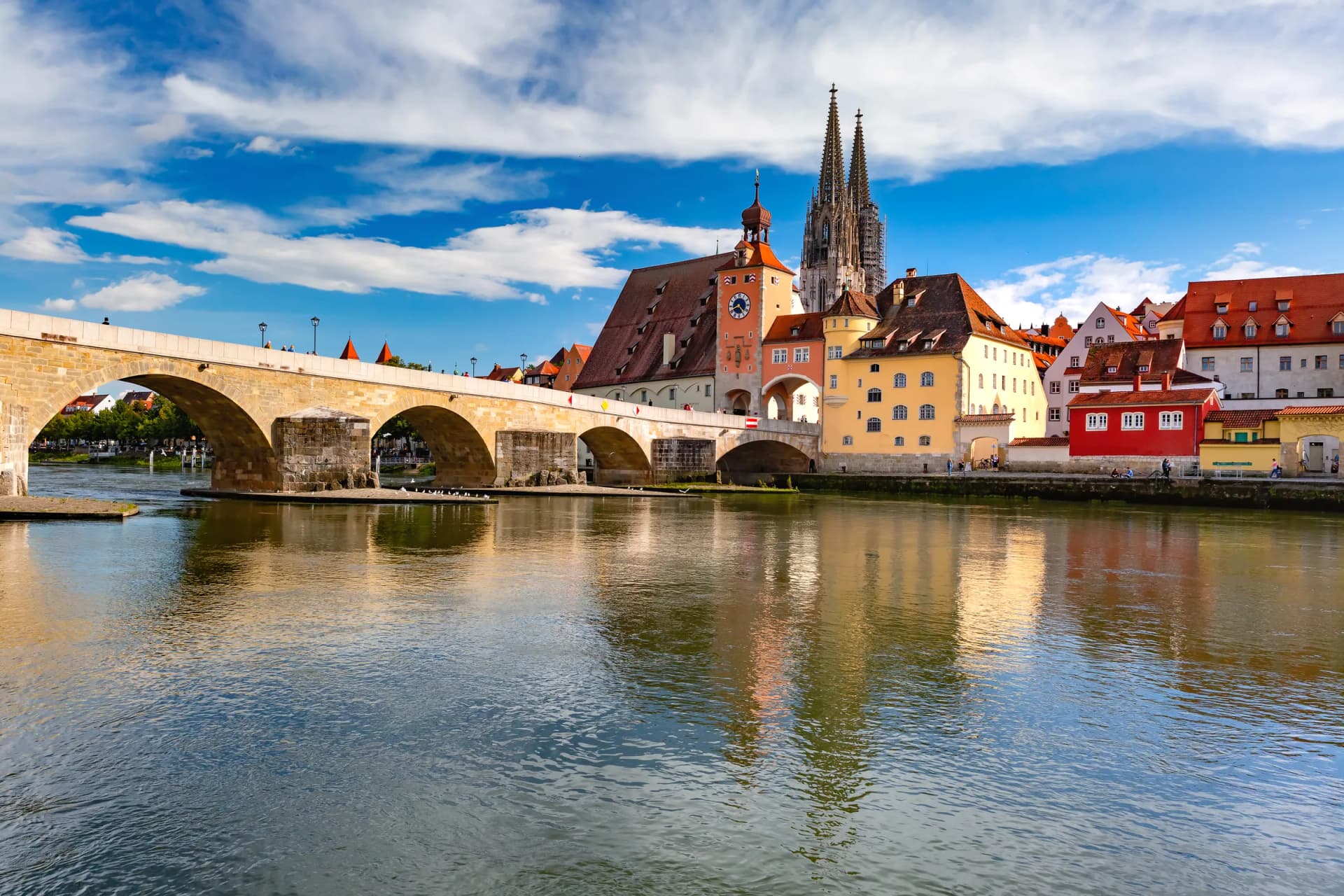 Steinerne Brücke und Dom über der Donau in Regensburg