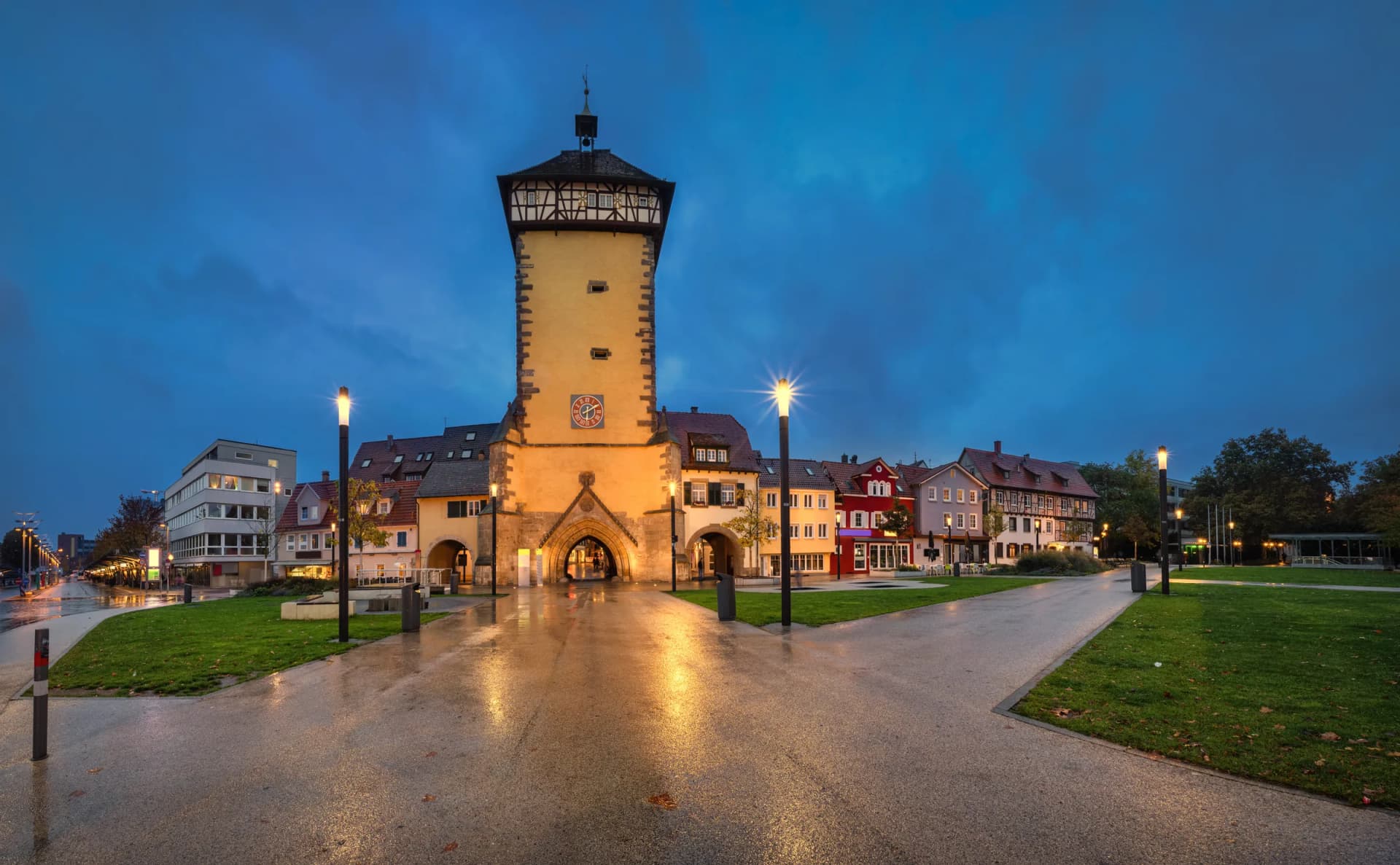 Beleuchtetes Tübinger Tor in Reutlingen in der Abenddämmerung