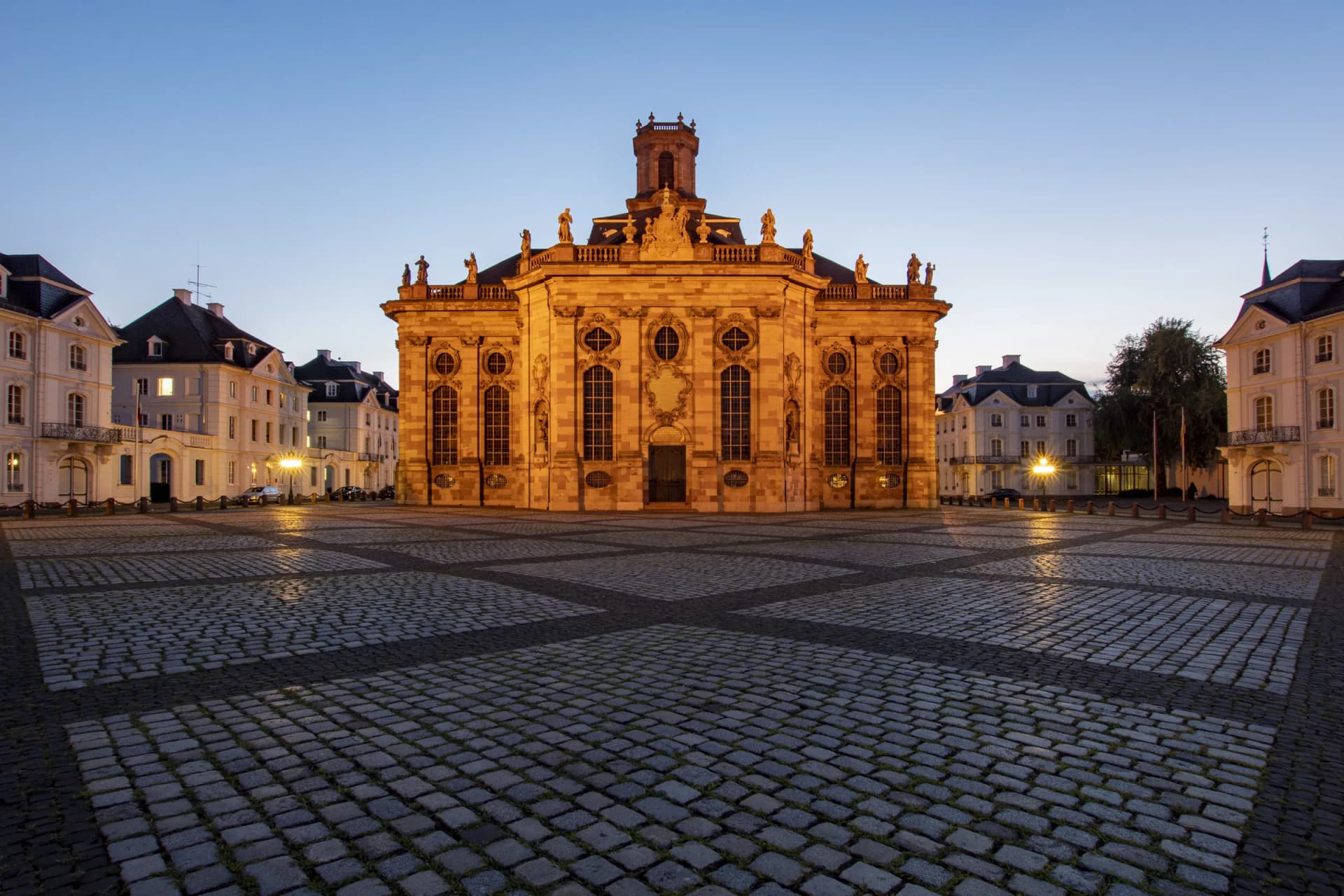 Beleuchtete Ludwigskirche am Ludwigsplatz in Saarbrücken