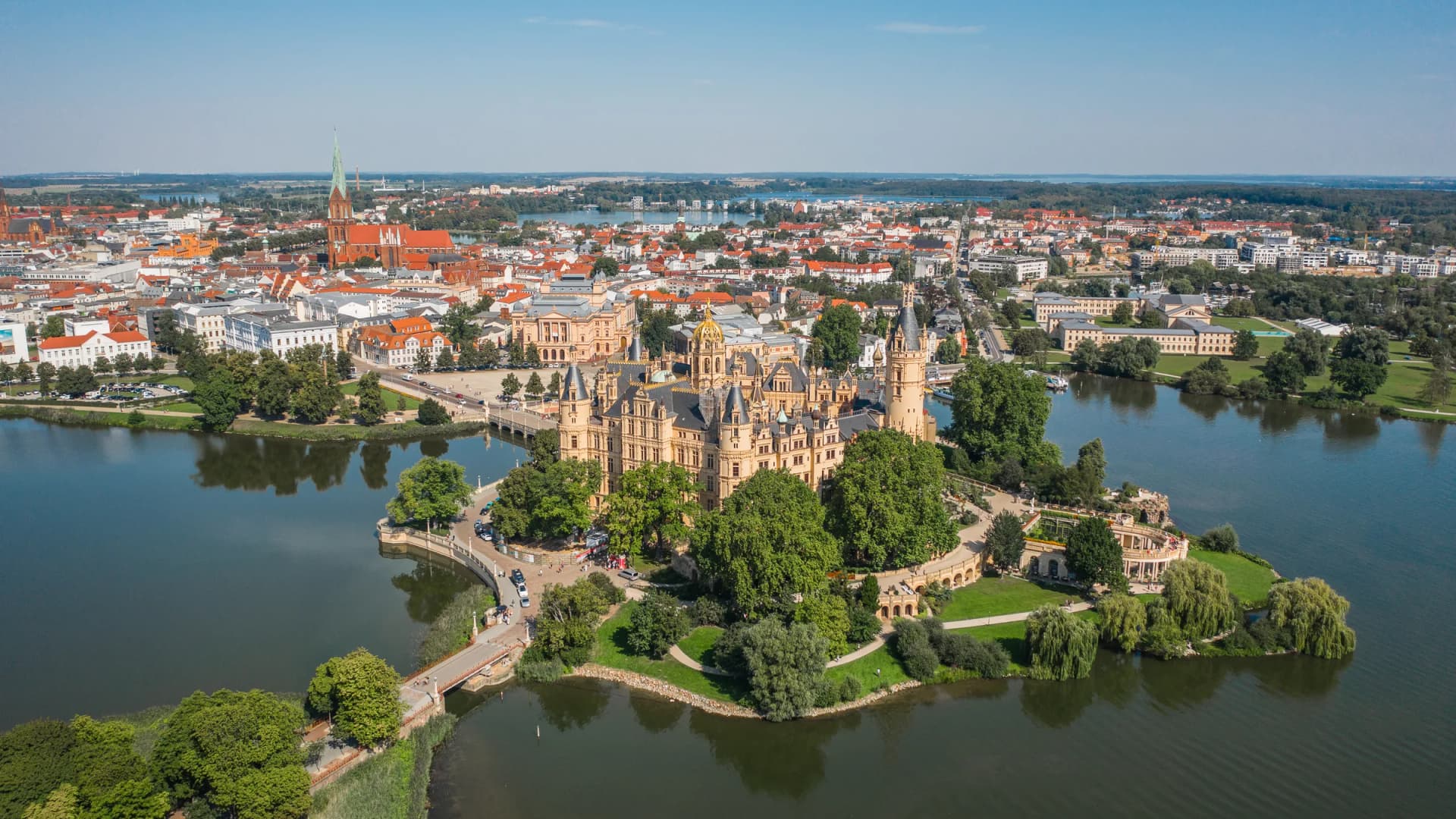 Luftaufnahme des Schweriner Schlosses auf der Insel im See