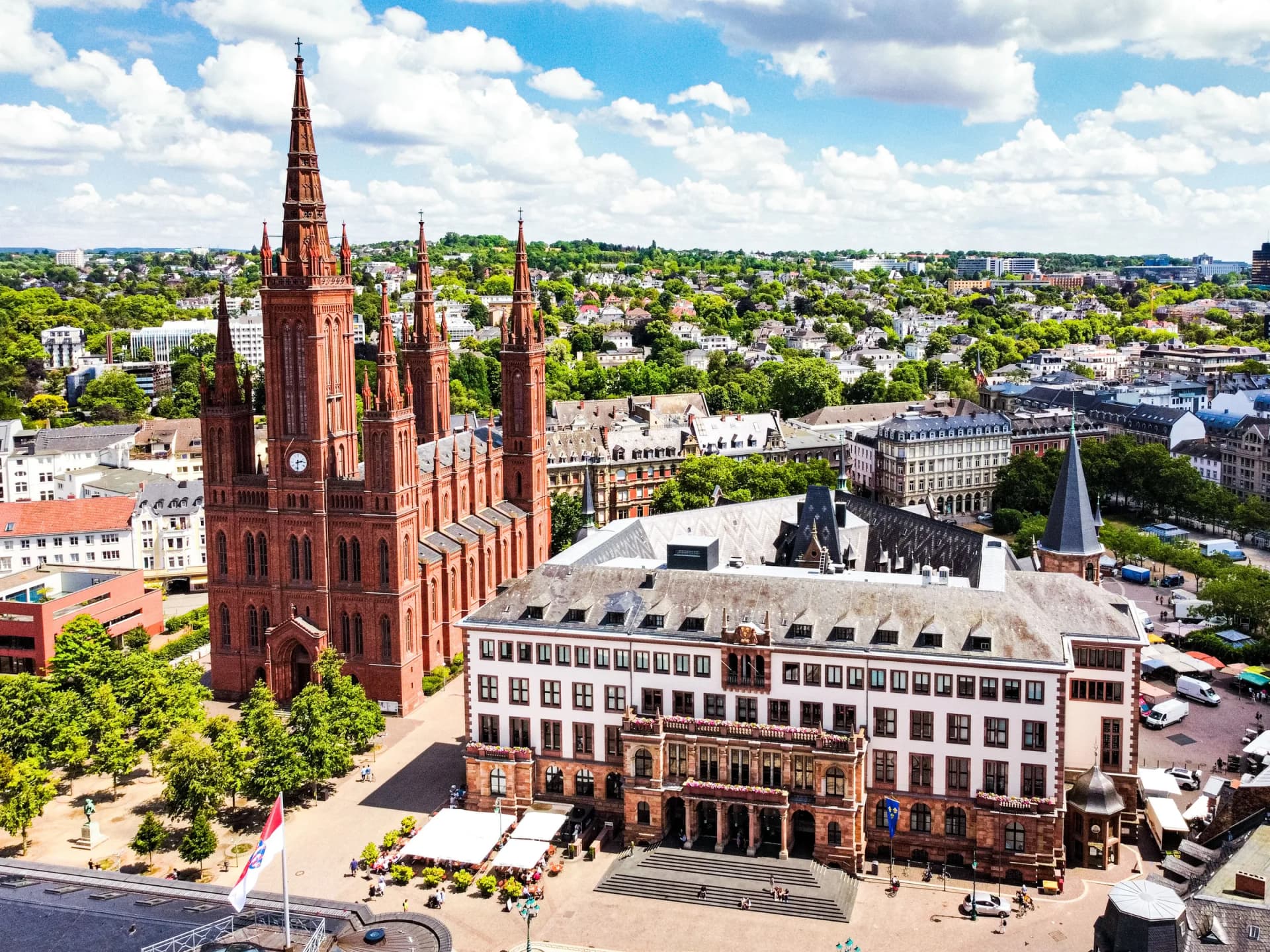 Marktkirche und Dächer der Wiesbadener Innenstadt aus der Luft