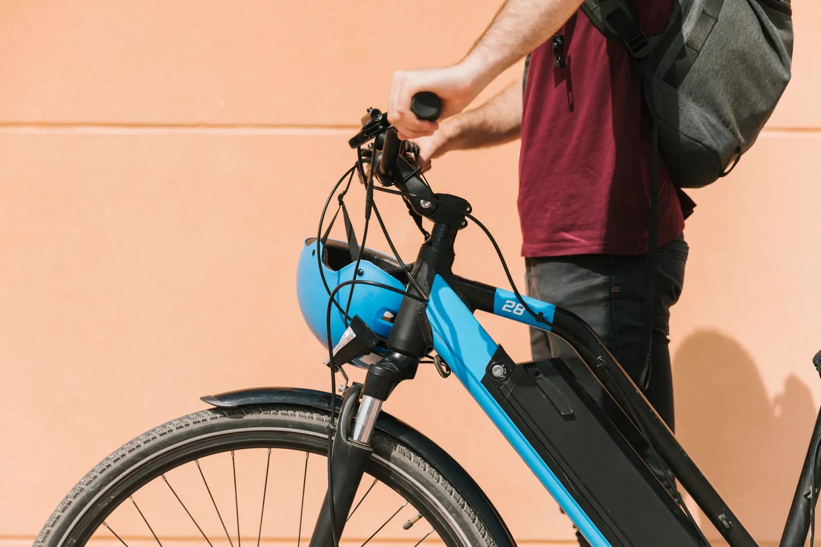 Shimano Akku Reichweite – Fahrer mit E-Bike, markenunabhängiges Symbolbild