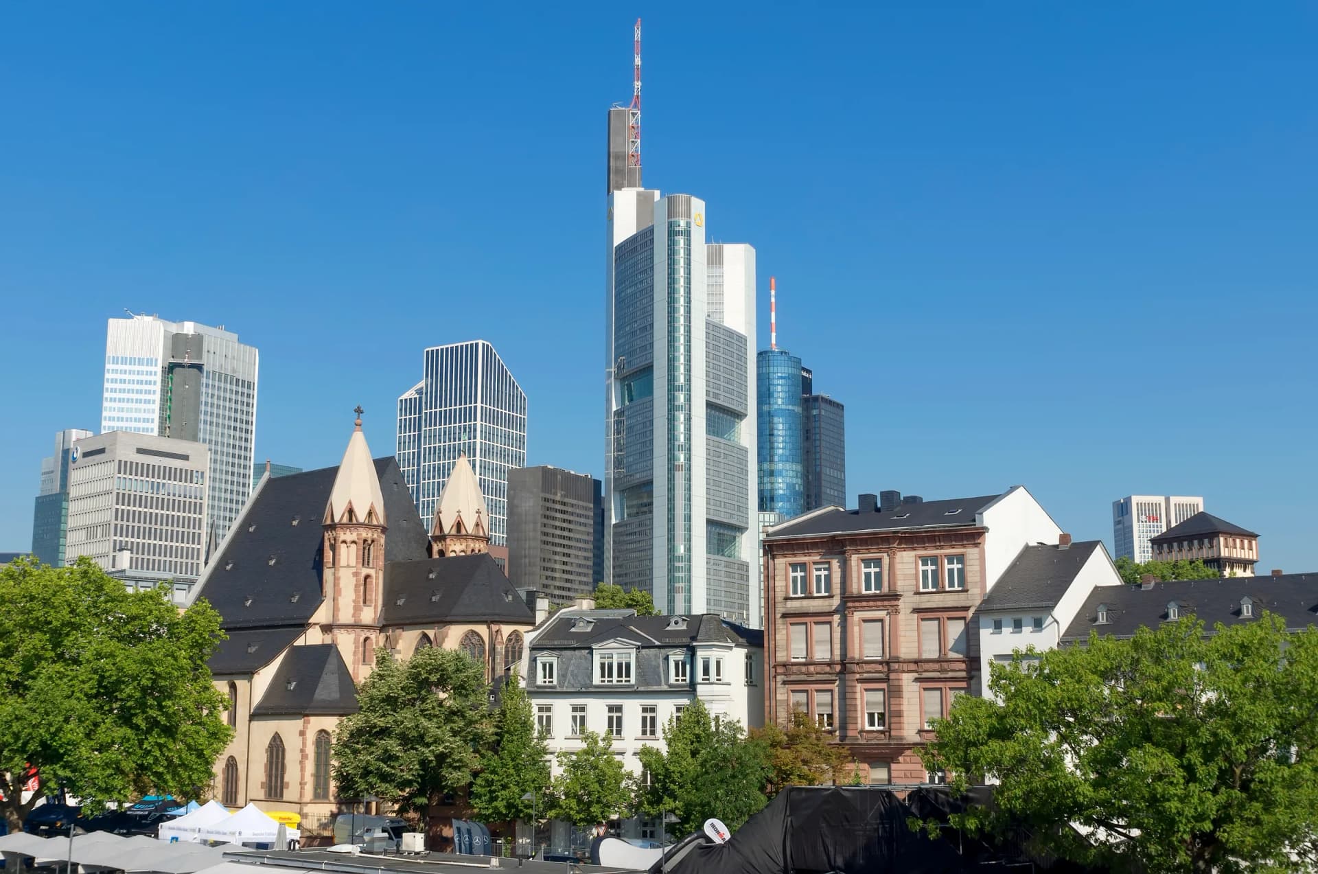 Frankfurter Skyline hinter historischen Häusern