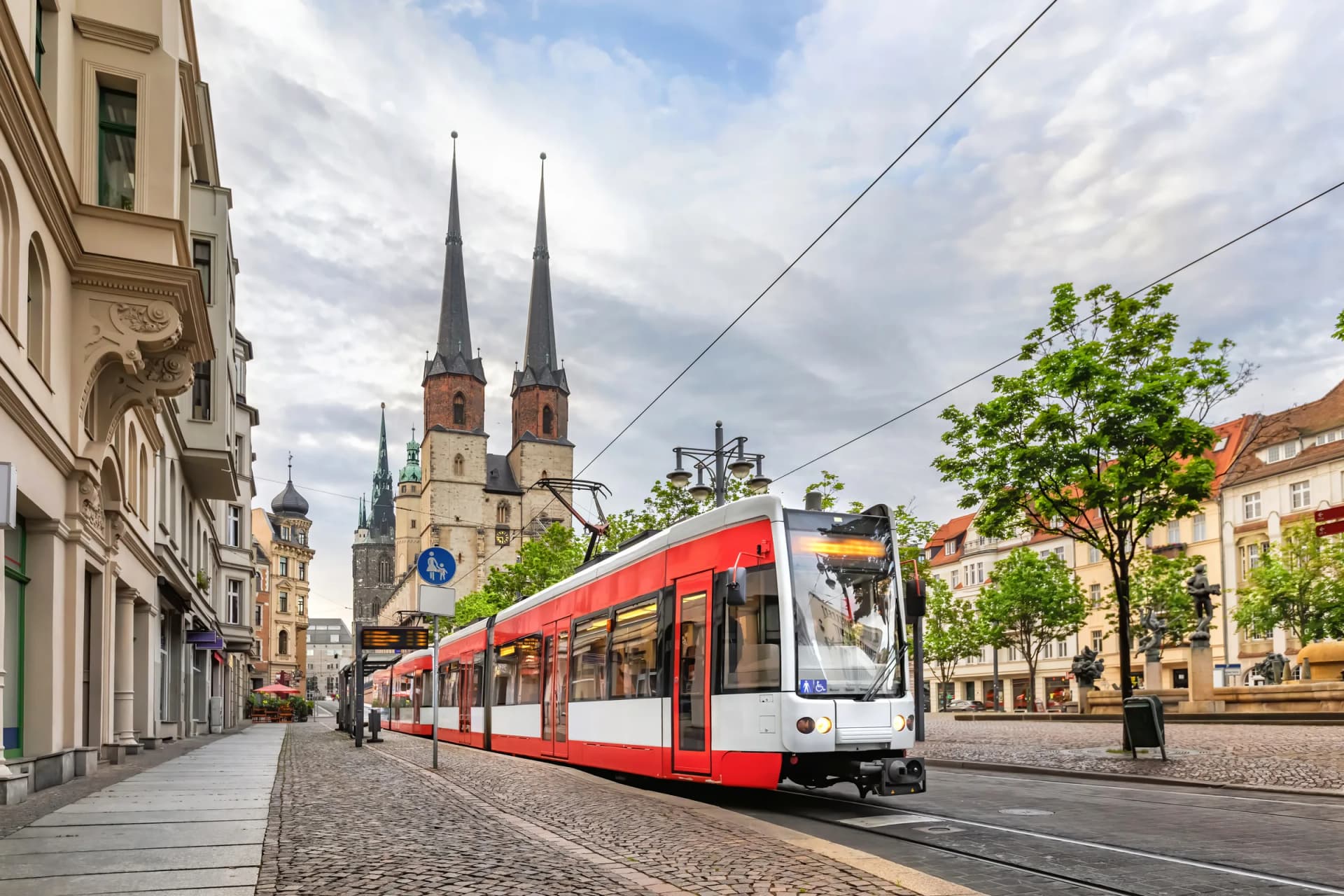 Straßenbahn vor der Marktkirche in Halle
