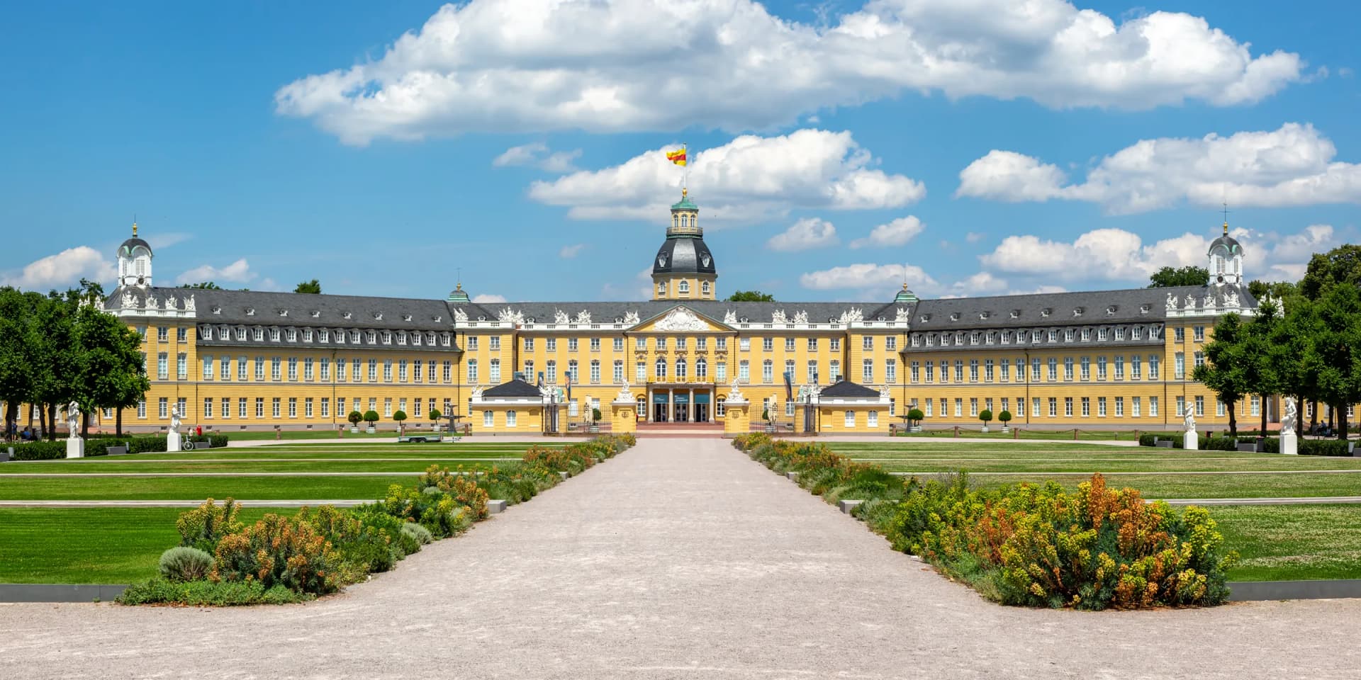Karlsruher Schloss mit Weg und Rasenflächen