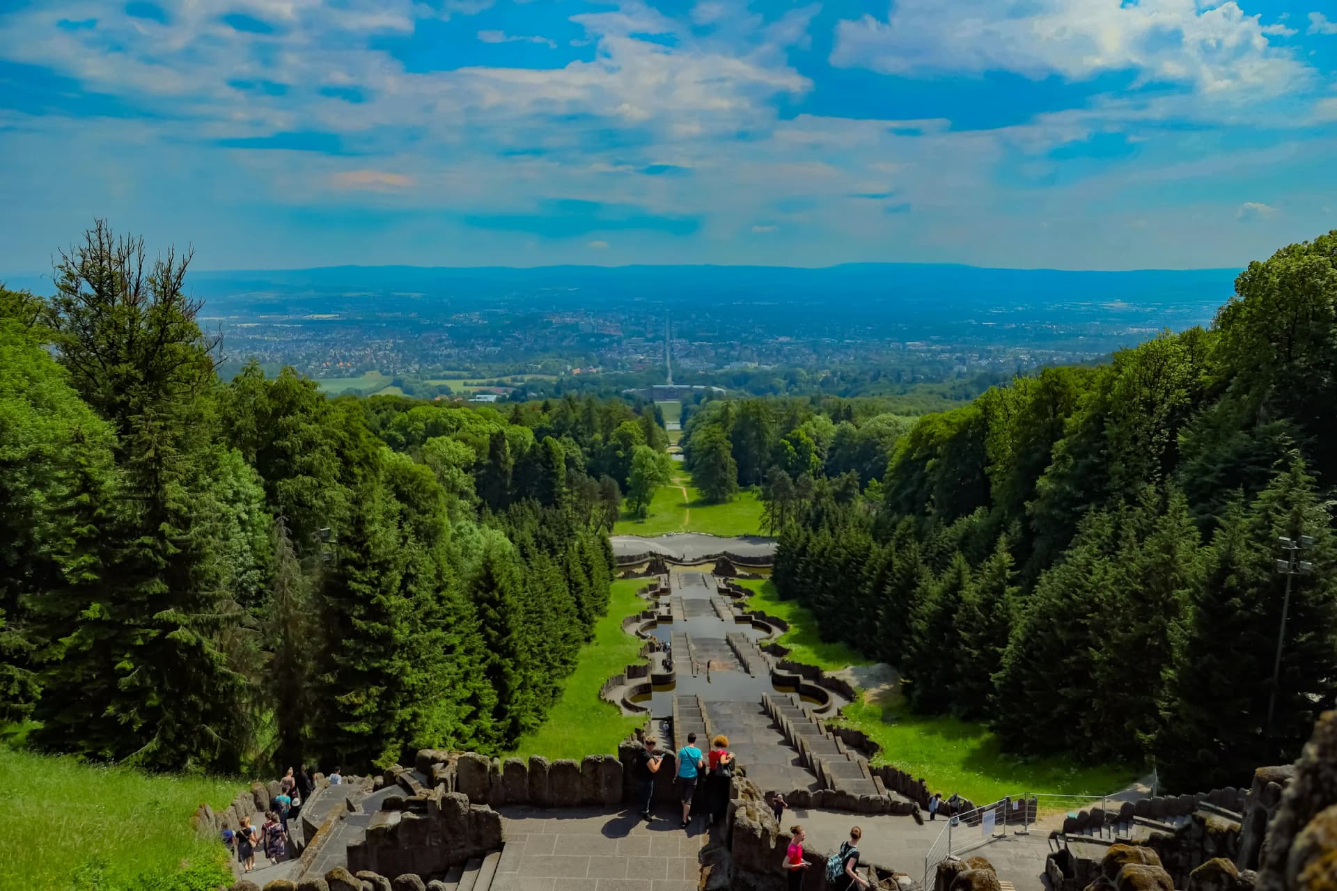 Blick über die Kaskaden im Bergpark Wilhelmshöhe auf Kassel