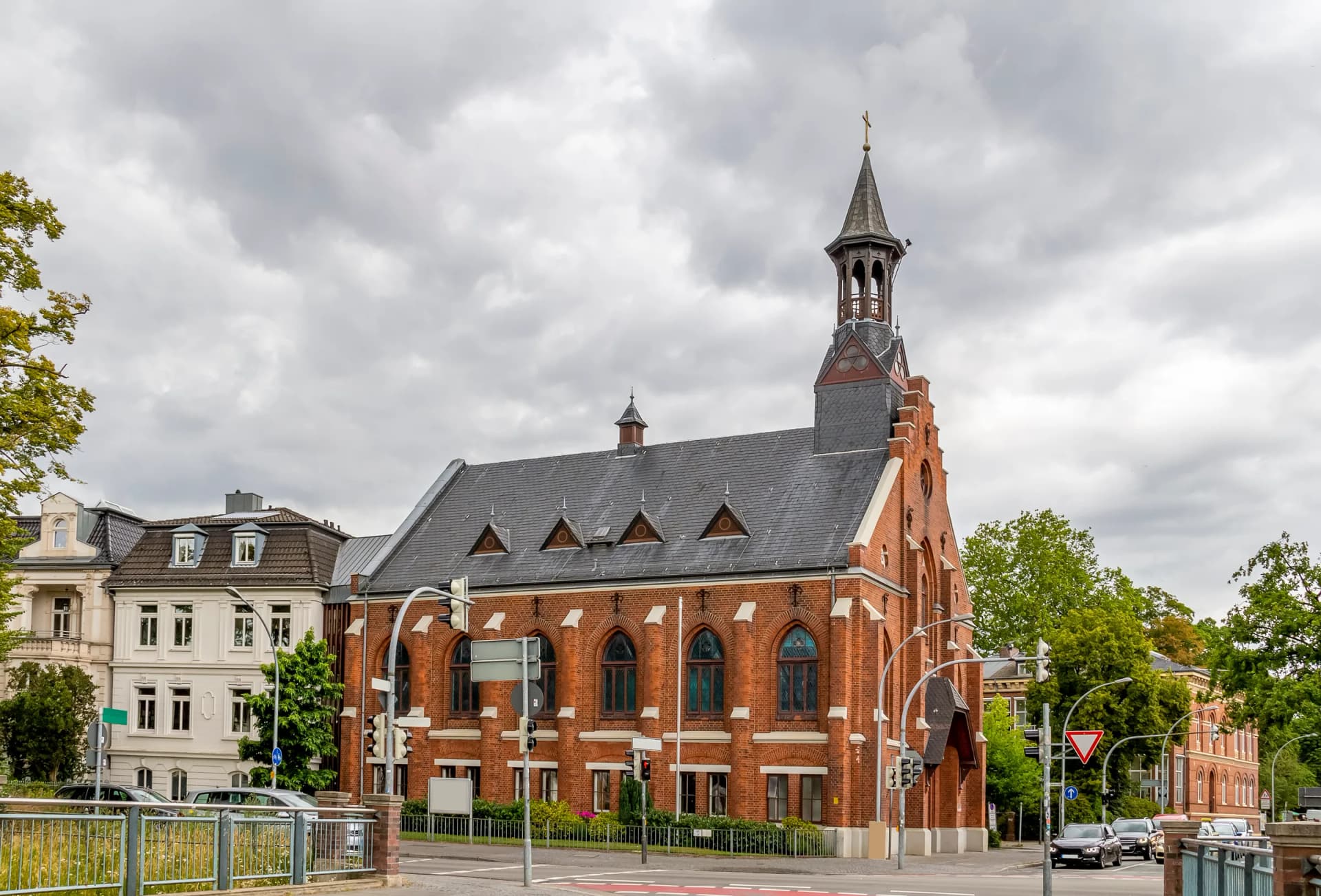 Backsteinkirche an einer Straßenkreuzung in Oldenburg