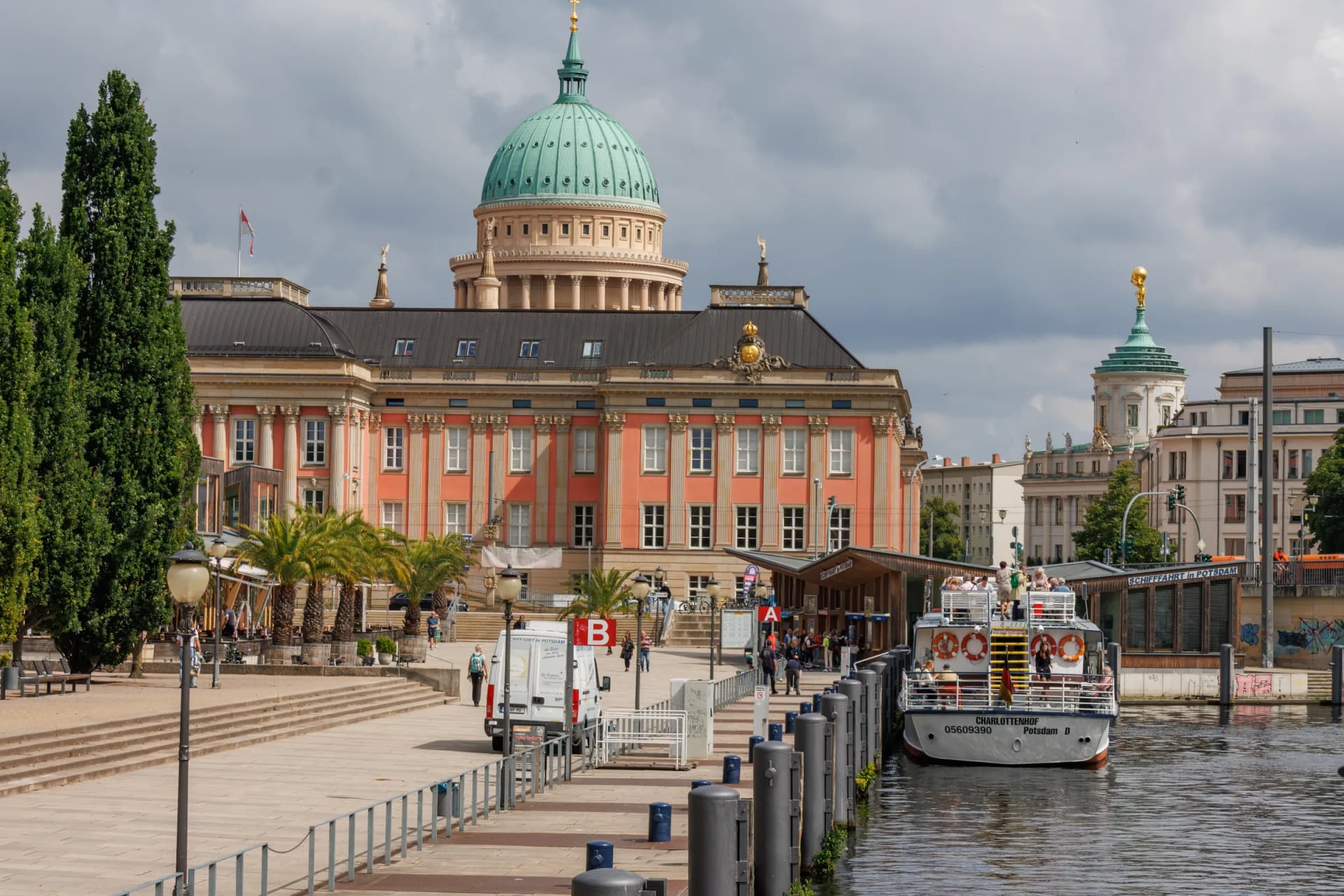 Potsdamer Ufer mit der Nikolaikirche
