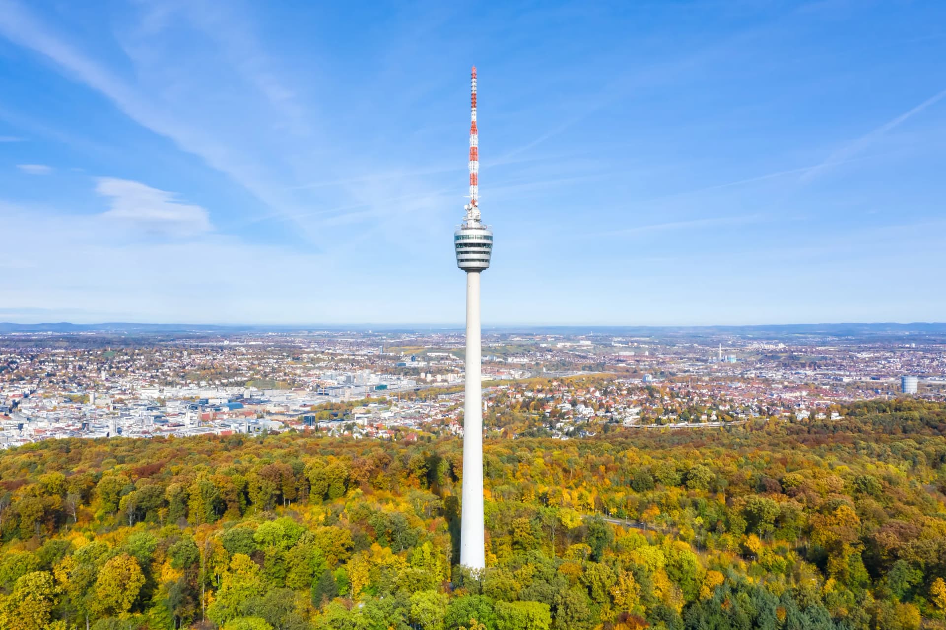 Stuttgarter Fernsehturm über Stadt und bewaldeten Hängen
