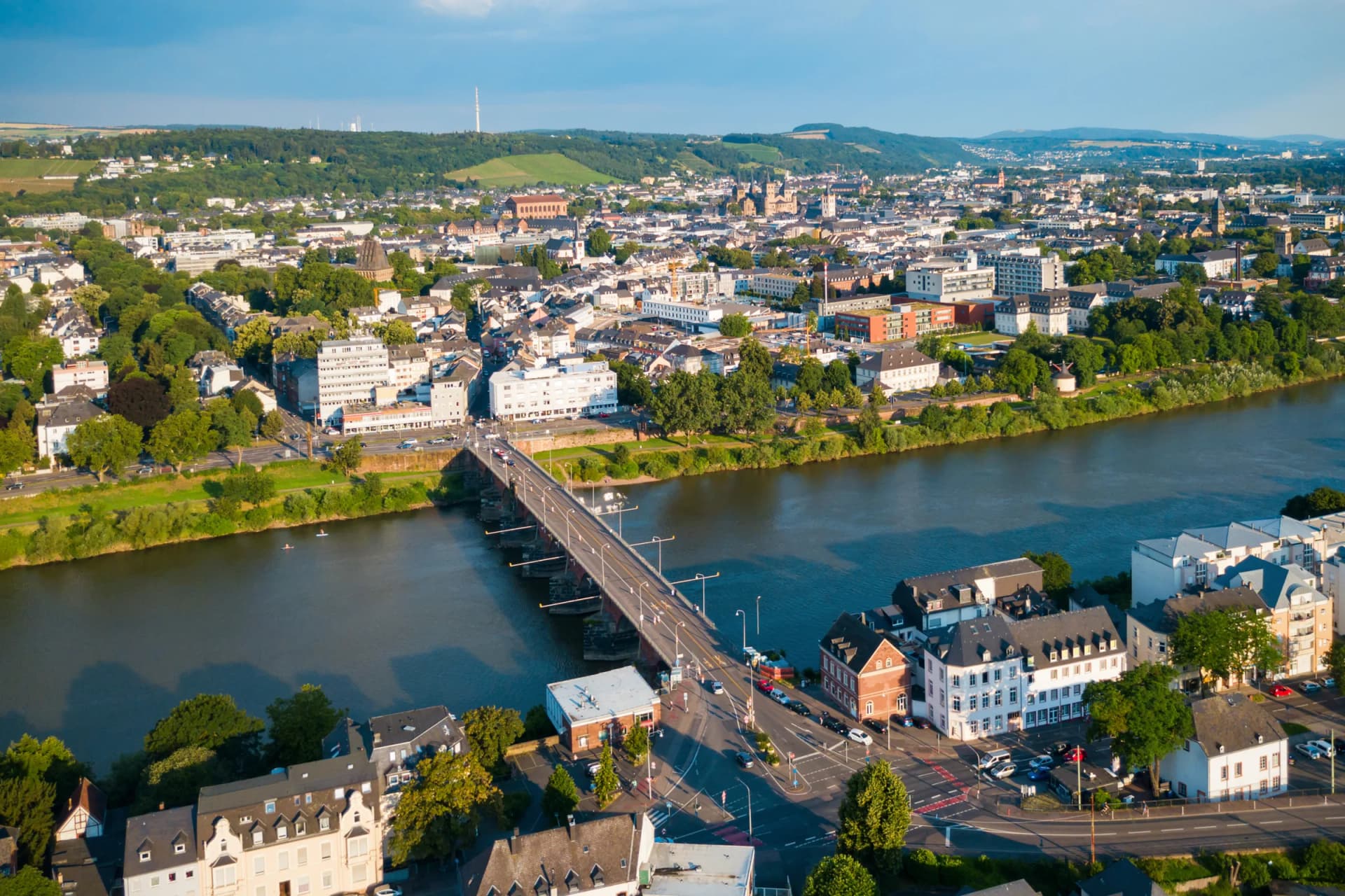 Luftaufnahme von Trier an der Mosel mit Brücke und Altstadt