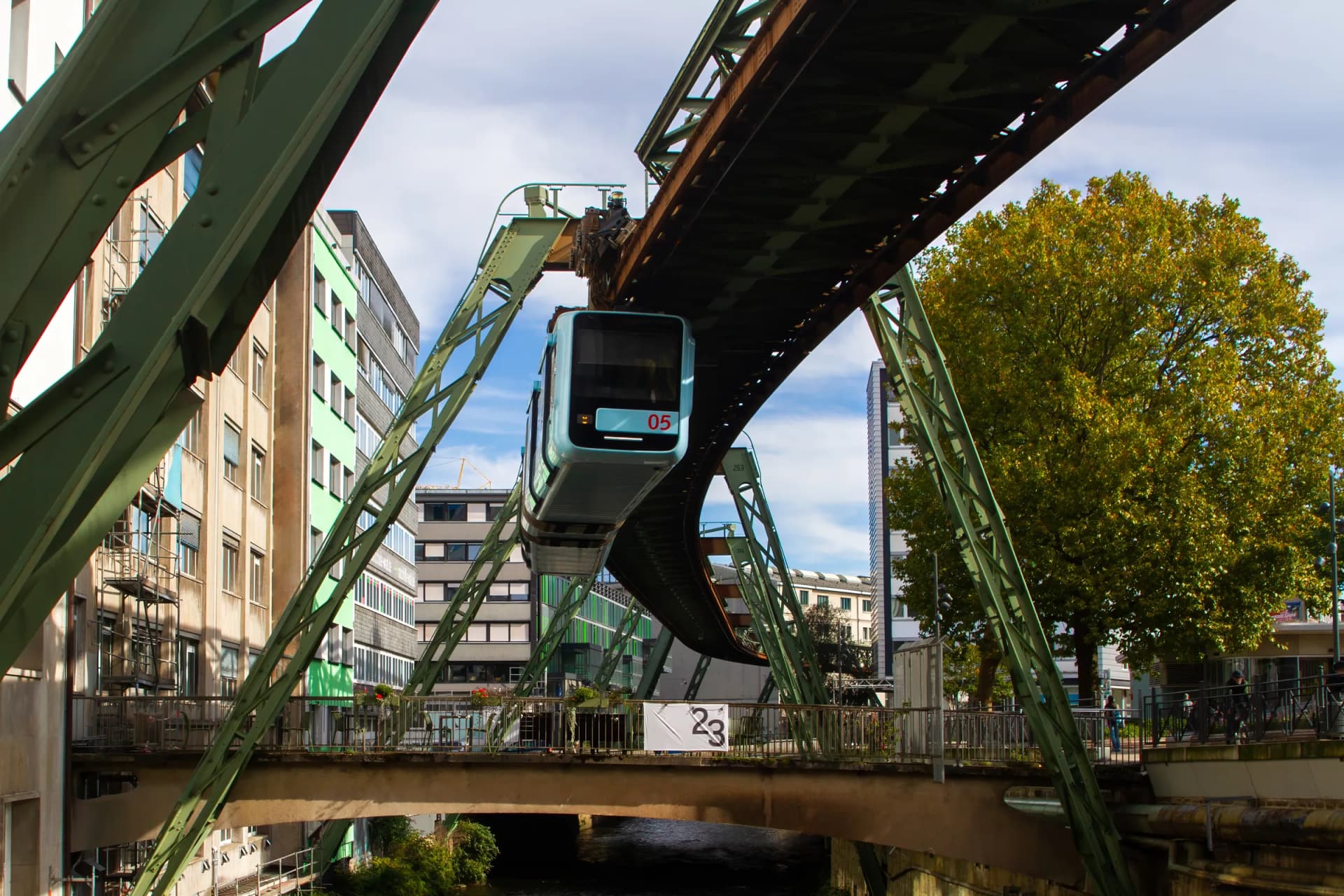Wuppertaler Schwebebahn über der Wupper