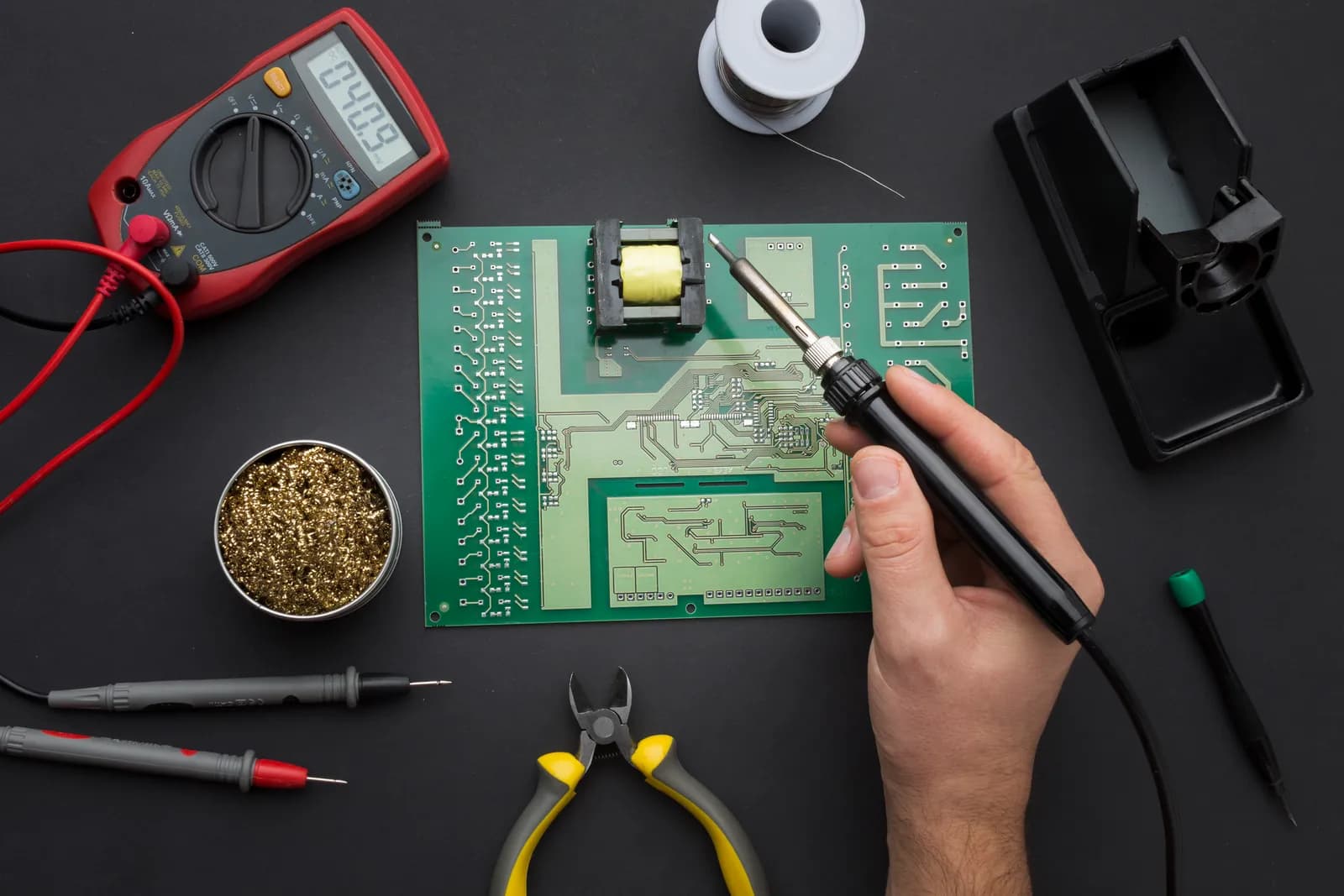 Akku Reparatur Ablauf – Arbeit an einer elektronischen Platine, Symbolbild