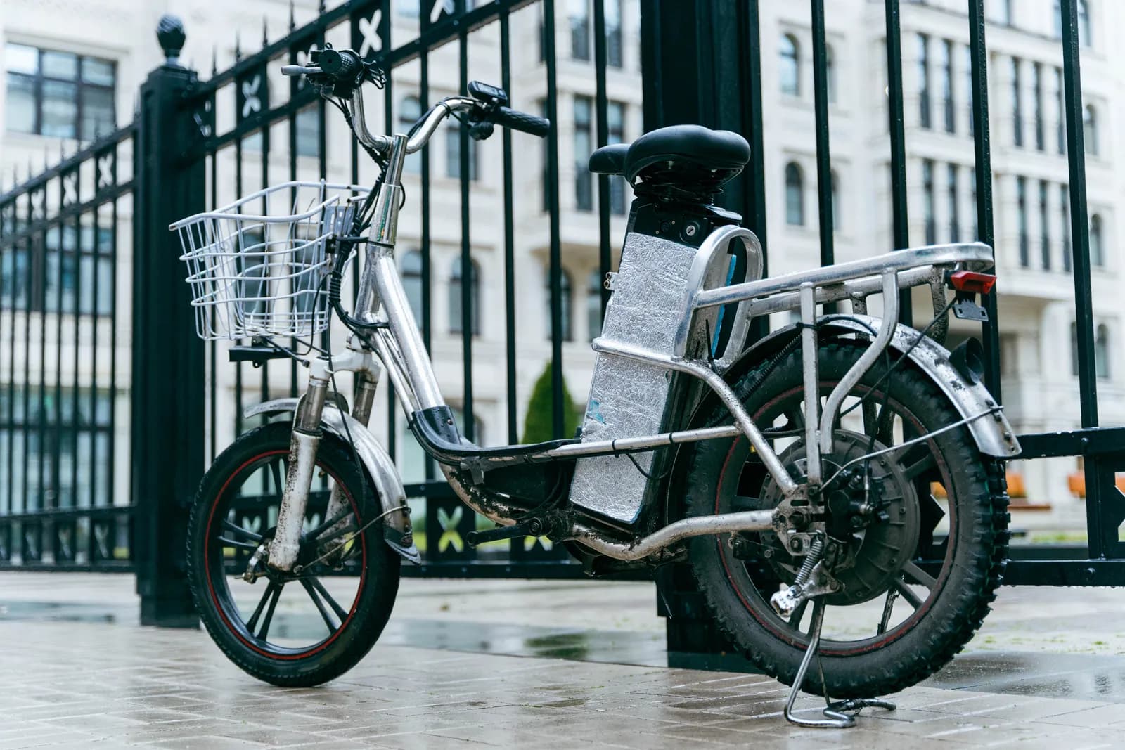 Dual Akku E-Lastenrad – geparktes Lastenrad als Symbol für den Alltagseinsatz