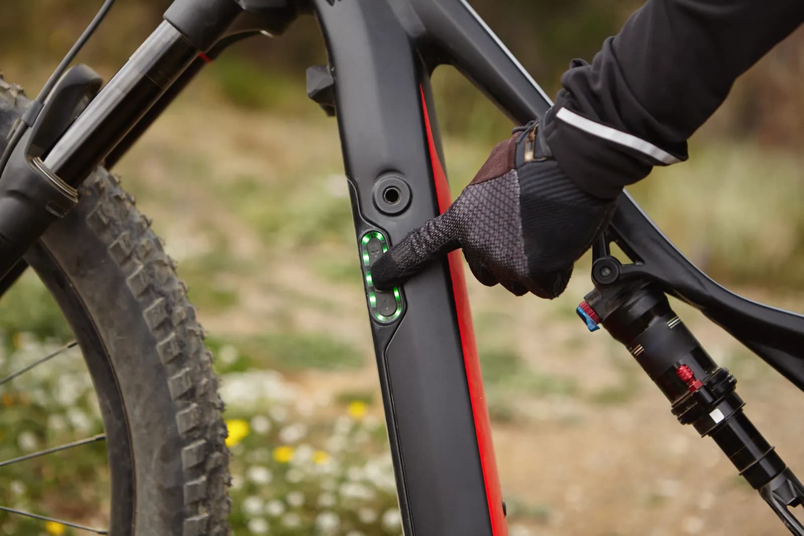 E-Bike Akku resetten – Hand an der Bedientaste eines Fahrradakkus
