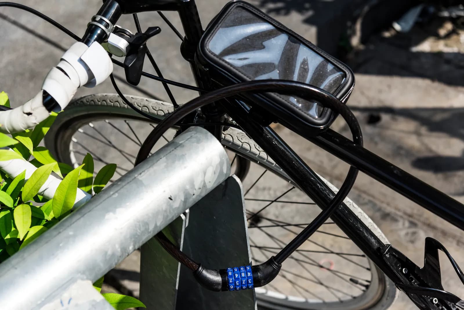 E-Bike Akku versichern – Fahrradschloss als Symbol für Diebstahlschutz