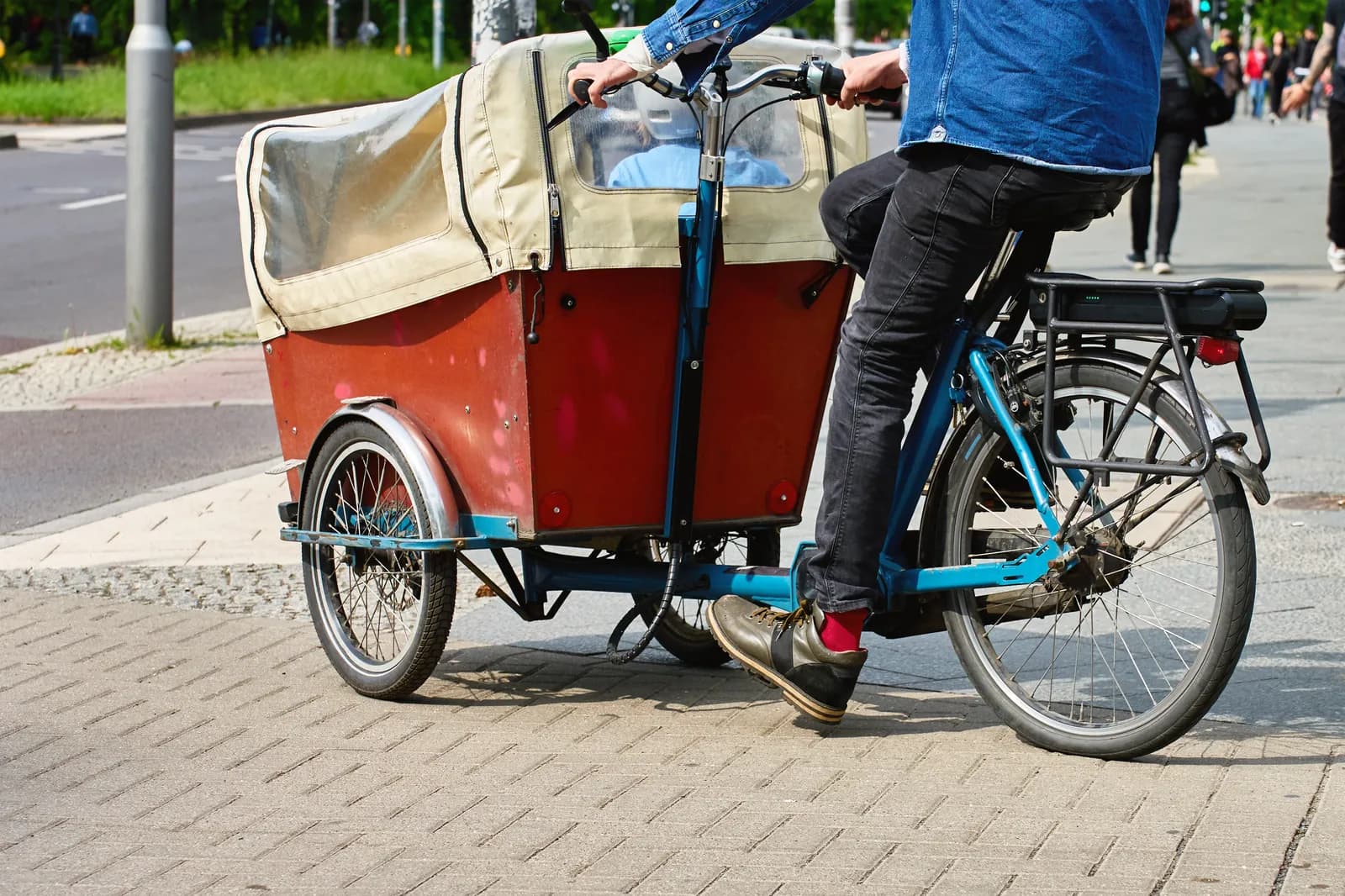 E-Lastenrad Akku – Lastenrad mit Transportbox im Stadtverkehr