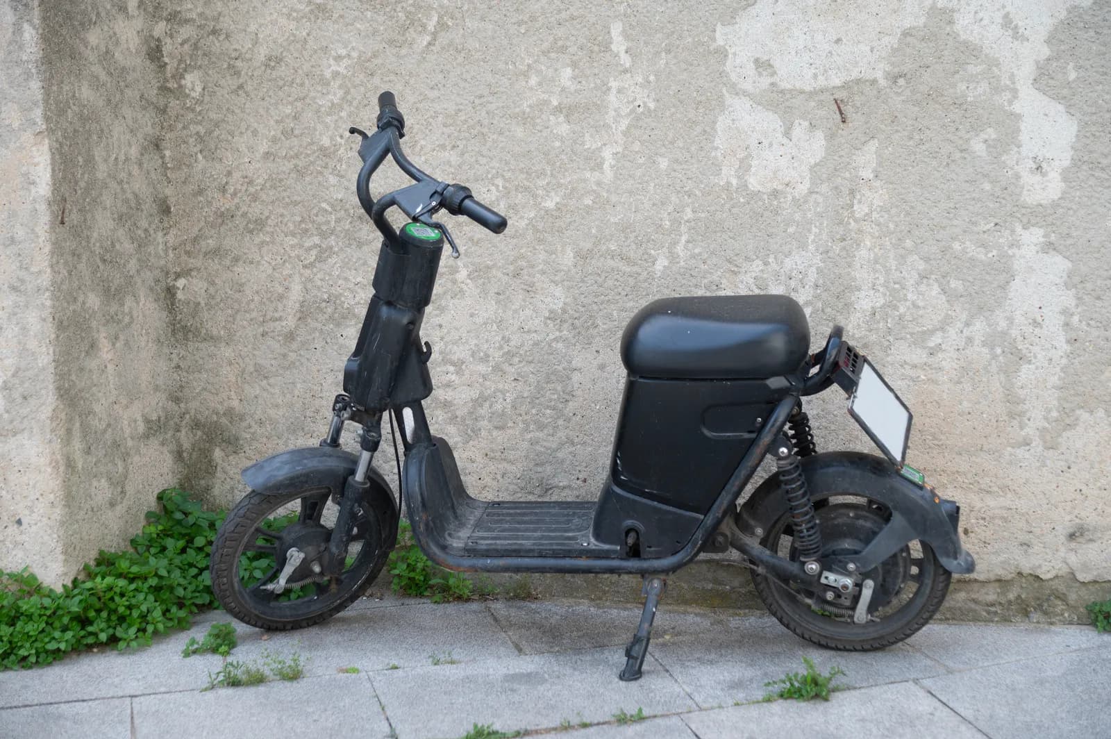 E-Roller Akku Pflege – geparkter elektrischer Sitzroller