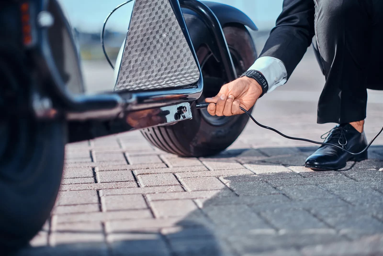 E-Roller Reichweite – elektrischer Sitzroller beim Laden