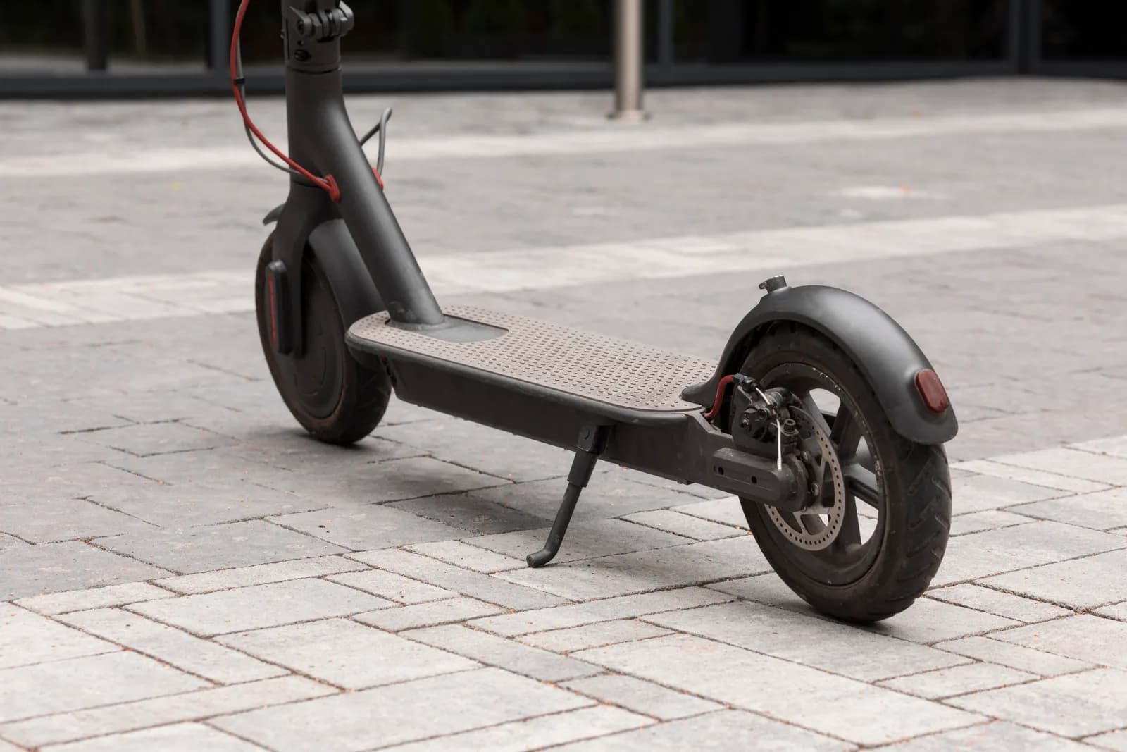 E-Scooter Akku Pflege – Tretroller mit Akku im Trittbrett