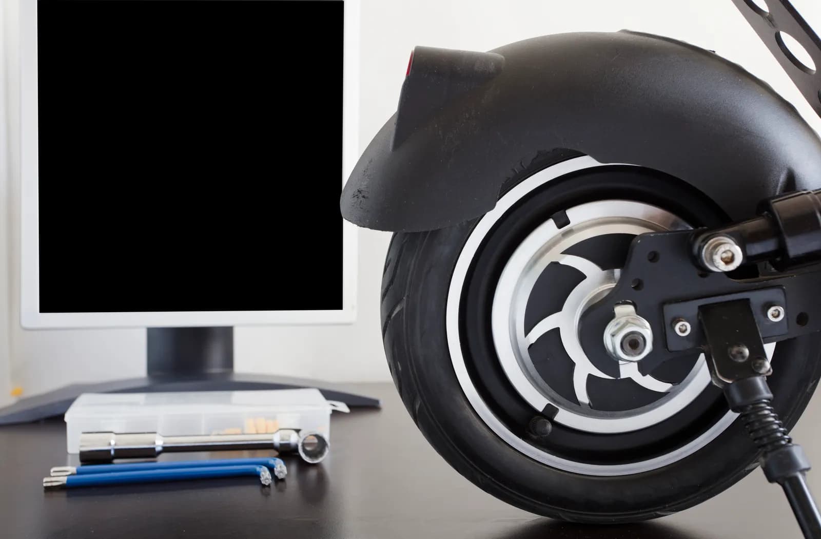 E-Scooter Akku reparieren oder neu kaufen – Tretroller auf einer Werkbank