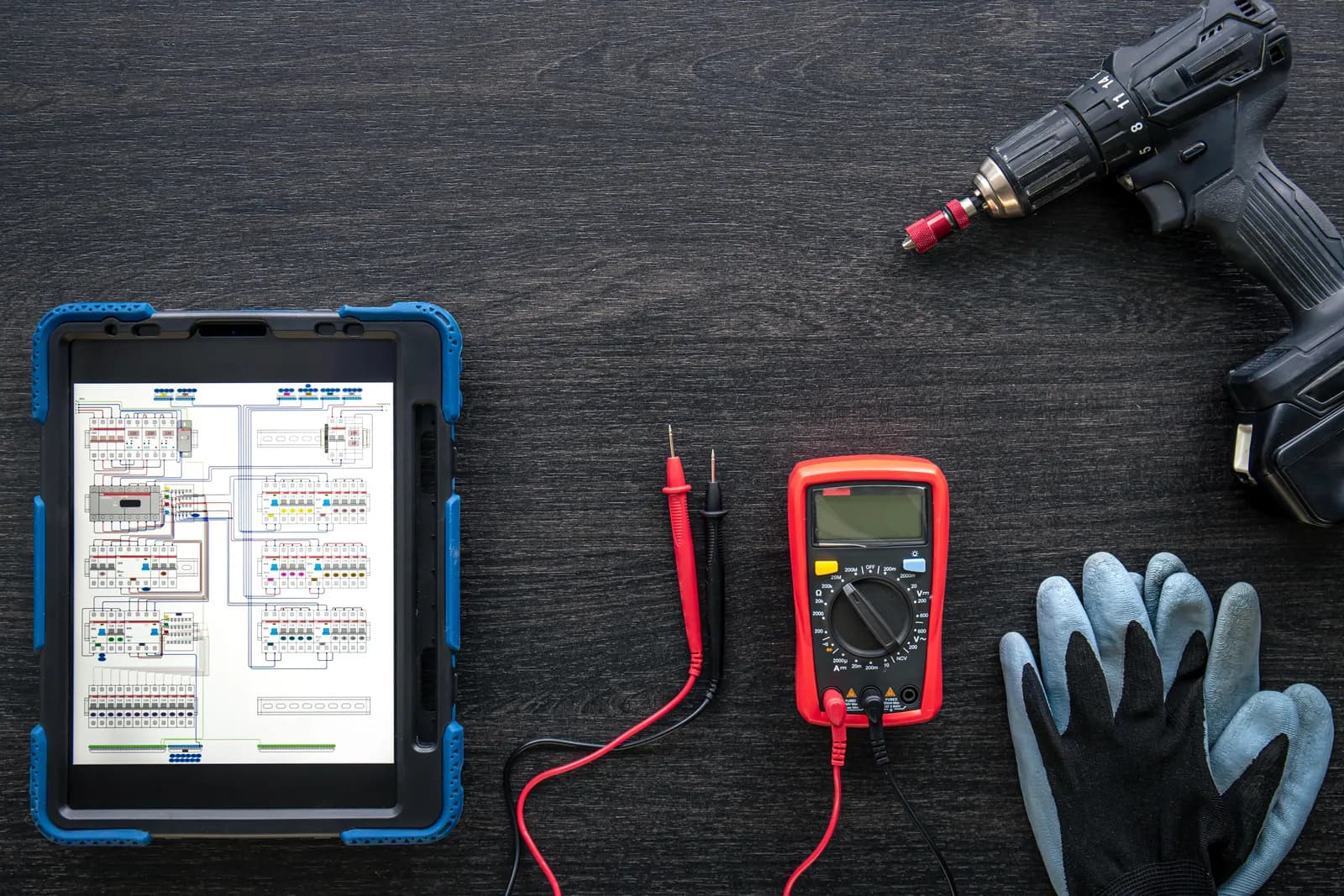 Ladegerät oder Akku defekt – Multimeter als Symbol für die fachliche Fehlersuche