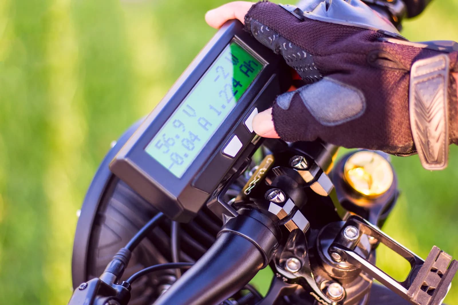 Shimano Akku Blinkcodes – Hand am E-Bike-Display, markenunabhängiges Symbolbild