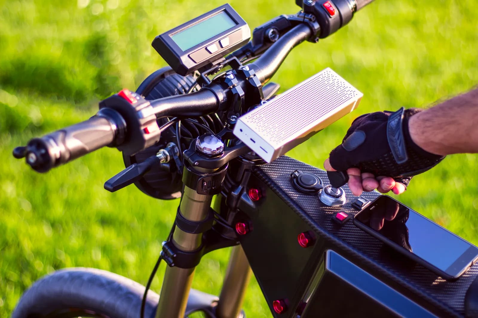 Yamaha Akku Reset Blinkcodes – E-Bike mit Display und Akkuschlüssel, markenunabhängiges Symbolbild